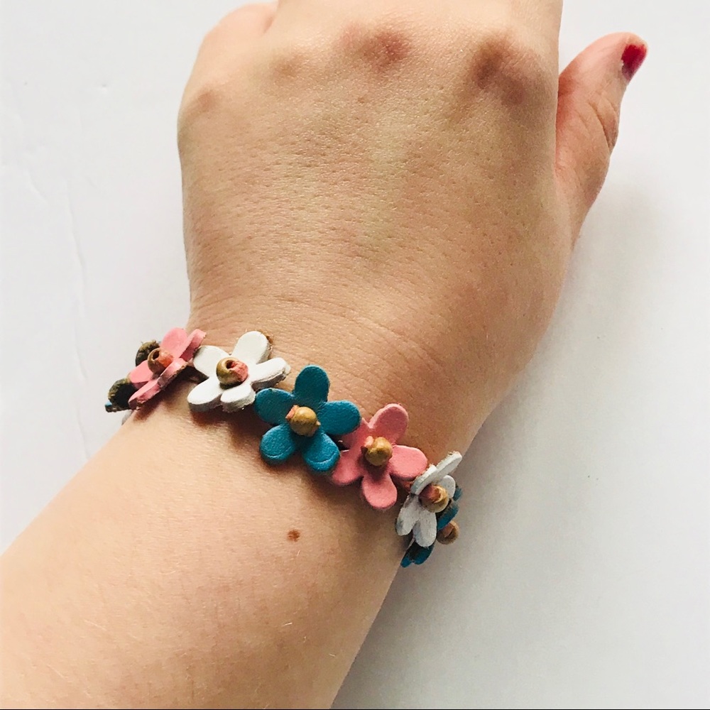 Adjustable flower bracelet - Picture 2 of 8